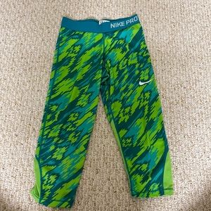 Girls (Large) Nike pro Capris. Logo on leg.